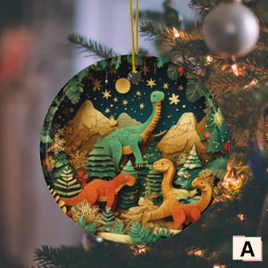 Peut inclure: Une décoration ronde en céramique présentant une illustration style papier découpé superposé de trois dinosaures dans une forêt nocturne. La scène inclut un dinosaure vert à long cou, un orange et un beige parmi des sapins et des montagnes.