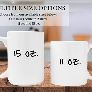 Puede incluir: Dos tazas de cer&aacute;mica blanca con texto escrito a mano en negro. La taza m&aacute;s grande dice "15 oz." y la taza m&aacute;s peque&ntilde;a dice "11 oz."