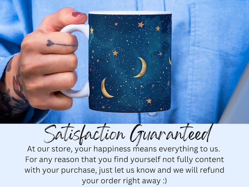Puede incluir: Una taza de cer&aacute;mica blanca con un dise&ntilde;o azul y dorado con una luna creciente y estrellas. La taza tiene un asa y est&aacute; siendo sostenida por una mano. El texto "Satisfaction Guaranteed" se muestra debajo de la taza.