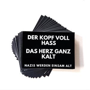 Könnte beinhalten: Ein Set aus drei Keramikbechern mit gesprenkelter, matter Oberfläche. Die Becher sind in Creme-, Hellgrau- und Dunkelgrautönen gehalten. Jeder Becher hat ein schlichtes, minimalistisches Design.