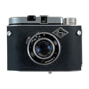 Puede incluir: Un juego de tres tazas de cerámica con un acabado mate moteado. Las tazas son en tonos crema, gris claro y gris oscuro. Cada taza tiene un diseño simple y moderno y un asa redondeada.