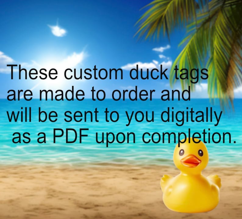 Może przedstawiać: Ż&oacute;łta gumowa kaczka siedząca na piaszczystej plaży z błękitnym oceanem i palmami w tle. Tekst "These custom duck tags are made to order and will be sent to you digitally as a PDF upon completion." jest wyświetlany nad kaczką.