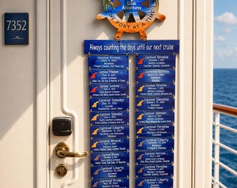 Puede incluir: Un letrero de madera con forma de timón con el texto "Fab Liza's Adventures" cuelga sobre una lista de fechas de cruceros en una puerta. La lista incluye nombres, fechas y destinos de cruceros. También se ve un letrero con el número de habitación.