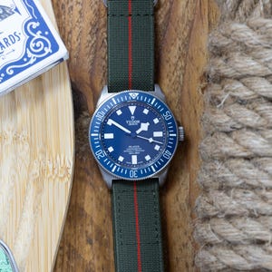 The Trooper Elastic Strap for Fixed Lugs - Parachute Marine Nationale - Green Red (20mm - 222mm)