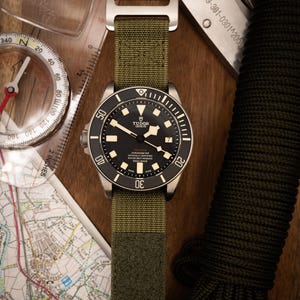 The Adventurer - Correia de velcro de nylon canelado com passagem única - Verde floresta - Correia de relógio inspirada no estilo militar FXD de 20 mm a 22 mm