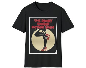 Puede incluir: Camiseta negra con un póster con borde blanco de una pierna de mujer con un tacón alto rojo con sangre goteando del tacón. El póster dice "The Rocky Horror Picture Show".