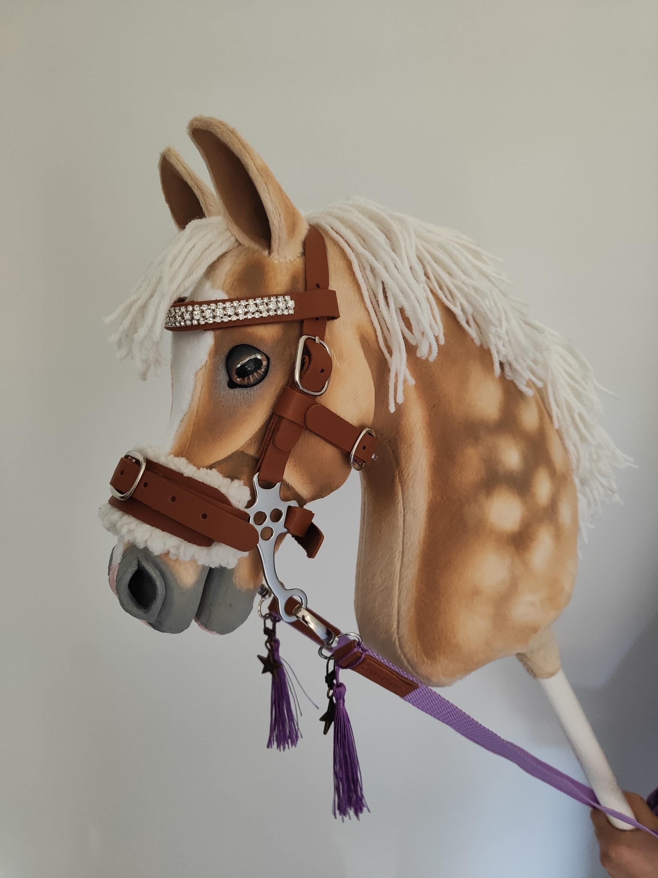 Panduro Bride Croisée Pour Cheval à Bâton – Accessoire En Similicuir, Orange, Pour Des Heures De Jeu Créatif