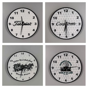 Könnte beinhalten: Vier weiße Golf-Uhren mit schwarzen Zahlen und Zeigern. Die Uhr oben links hat das Wort "Titleist" in schwarzen Buchstaben. Die Uhr oben rechts hat das Wort "Custom" in schwarzen Buchstaben. Die Uhr unten links hat den Text "Talbot Trail Golf Club" und "Wheatley, Ontario". Die Uhr unten rechts hat den Text "Green Links Golf Club Est 2010".