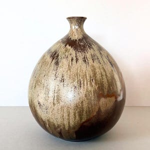 Vintage Studio Keramik Vase, Mid Century moderne Keramik Vase, handgefertigtes braunes Creme Tropfglasur Gefäß, organisches Wohndekor