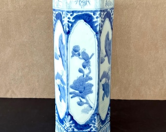 鳥と花のモチーフが特徴的な中国風磁器の花瓶。青と白。高さ 30 cm