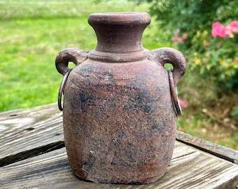 Vaso rústico de terracota: jarro de barro vintage com argolas de metal