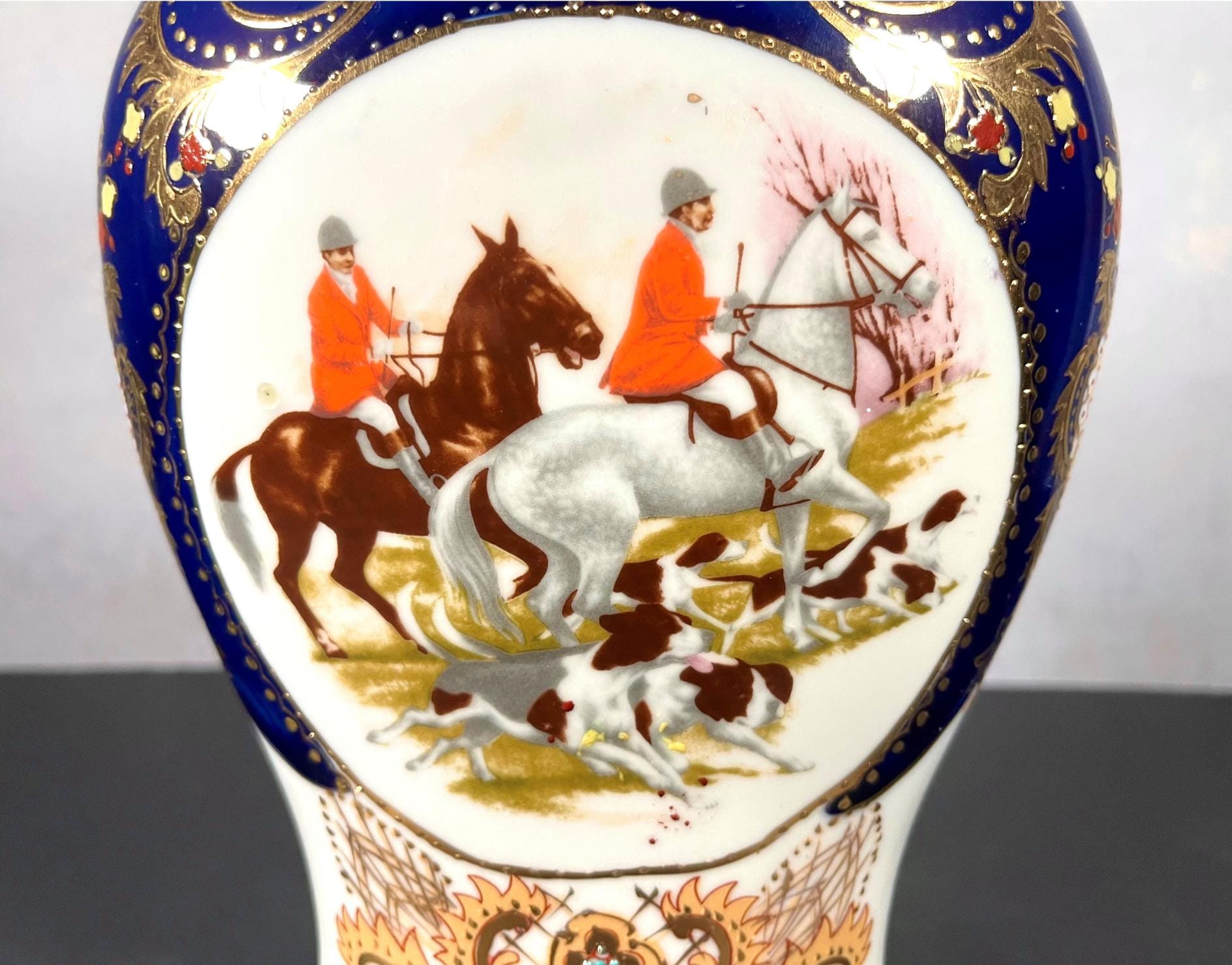 コバルトブルーの金箔装飾花瓶 手描きコバルトブルー磁器花瓶：金箔の狩猟風景 - Etsy 日本