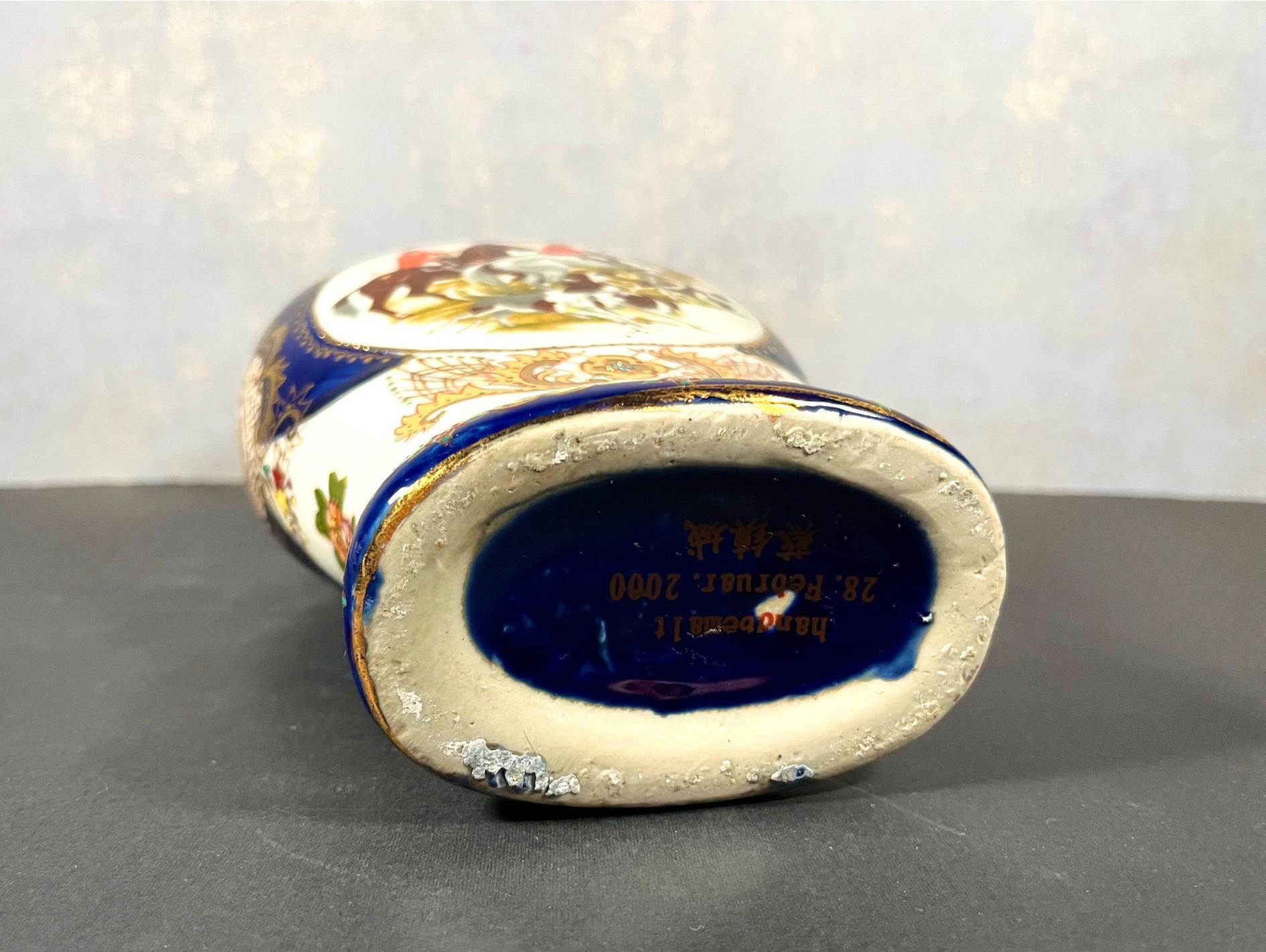 コバルトブルーの金箔装飾花瓶 手描きコバルトブルー磁器花瓶：金箔の狩猟風景 - Etsy 日本