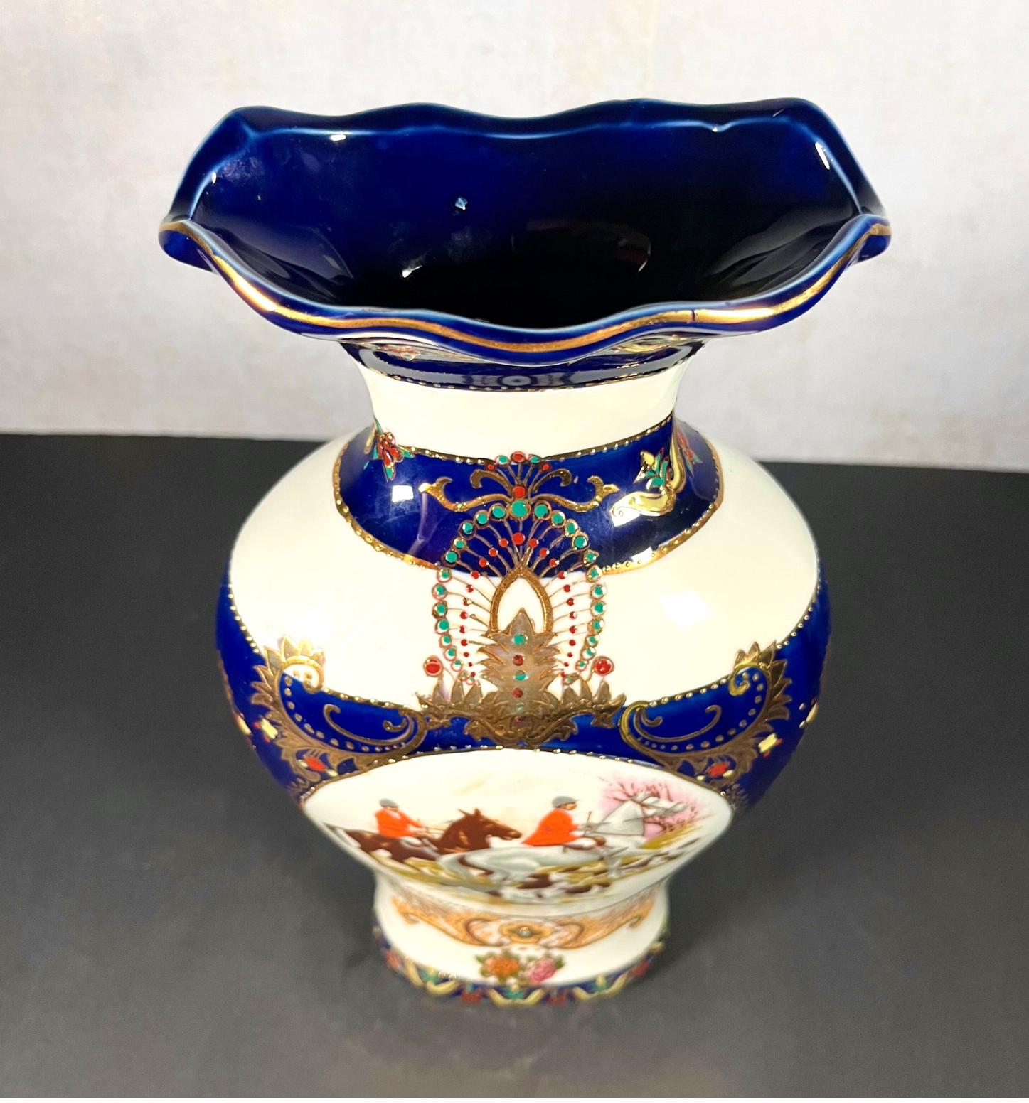 コバルトブルーの金箔装飾花瓶 手描きコバルトブルー磁器花瓶：金箔の狩猟風景 - Etsy 日本