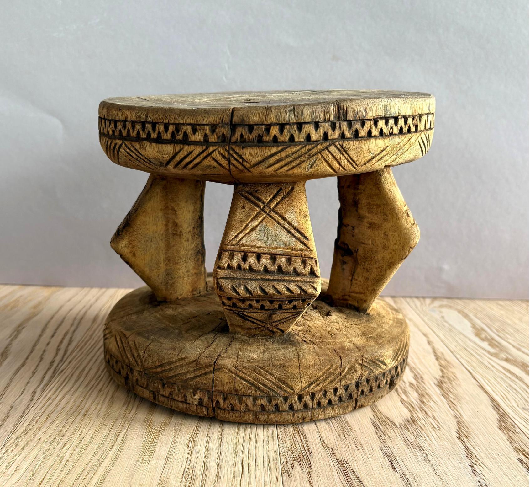 ⭐️アフリカン木彫スツール⭐️人物彫刻⭐️民族工芸⭐️アフリカンアート⭐️椅子‼️オブジェ African Crafts (アフリカ工芸品) “ヌペ族のスツール - LIGHT YEARS NS