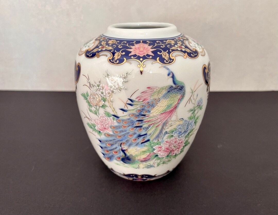 VINTAGE JAPANESE VASE or Ginger Jar Imari, Hand Painted Japanese