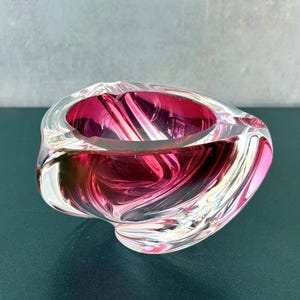Cenicero o cuenco de cristal Art Déco, firmado por Val Saint Lambert. Cenicero de cristal rosa, cuenco de cristal artístico de Murano de mediados de siglo.