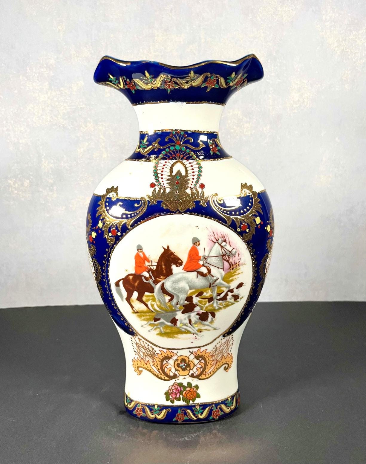 手描きコバルトブルー磁器花瓶：金箔の狩猟風景 - Etsy 日本