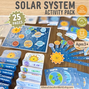 Puede incluir: Un paquete de actividades del sistema solar con 25 páginas, que incluye un colorido juego de mesa del sistema solar, tarjetas de planetas y materiales educativos. Incluye el texto "Ages 3+" y "Descarga digital".