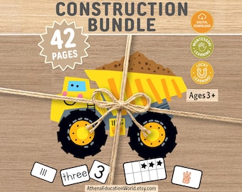 Könnte beinhalten: Grafik eines Construction Bundles mit einem gelben Muldenkipper, der braunes Material transportiert. Das Bild enthält den Text "CONSTRUCTION BUNDLE", "42 PAGES" und "Ages 3+". Zusätzliche Elemente sind Zahlenkarten und Symbole für digitale Downloads.