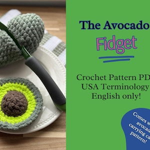 Op de afbeelding: Een gehaakt avocado fidget-speelgoed met een groen mes. De avocado is opengeknipt om een ​​bruine pit te laten zien. De tekst "The Avocado Fidget" is geschreven in roze en blauwe letters op een groene achtergrond. De tekst "Crochet Pattern PDF USA Terminology English only!" is geschreven in zwarte letters op een groene achtergrond. De tekst "Comes with the avocado carrying case pattern!" is geschreven in zwarte letters op een blauwe achtergrond.