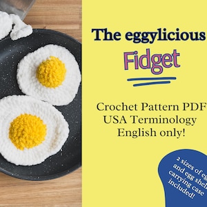 Op de afbeelding: Een haakpatroon PDF voor het maken van twee maten eivormige fidget-speelgoed, inclusief een draagtas. Het patroon is geschreven in Amerikaanse terminologie en alleen in het Engels. De afbeelding toont twee gehaakte eieren in een zwarte koekenpan, met de tekst "The eggylicious Fidget" erboven.