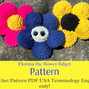 Könnte beinhalten: Häkelanleitung für ein blütenförmiges Fidget-Spielzeug. Die Anleitung ist in US-Terminologie geschrieben und enthält Anweisungen zum Herstellen von drei verschiedenen Blütenfarben: rosa, gelb und blau. Die blaue Blüte hat Glitz Augen.