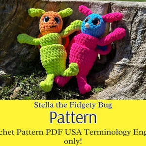 Puede incluir: Un patrón de crochet para un juguete de insecto colorido y caprichoso llamado Stella the Fidgety Bug. El patrón está escrito en terminología estadounidense y está disponible para descargar en PDF.