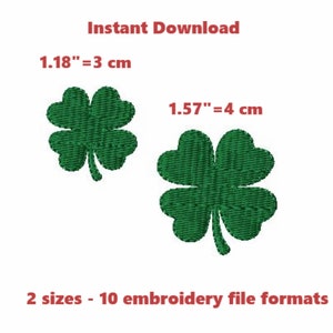Könnte beinhalten: Zwei grüne vierblättrige Kleeblatt-Stickmotive, eines mit einer Größe von 3 cm und das andere mit 4 cm. Die Designs sind in 10 Stickdateiformaten verfügbar.