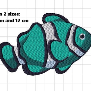 Może przedstawiać: Naszywka haftowana przedstawiająca turkusową i białą rybę clown, dostępna w dwóch rozmiarach: 10 cm i 12 cm.