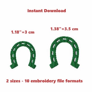 Op de afbeelding: Twee groene hoefijzer borduurmotieven, een met een maat van 3 cm en de andere met 3,5 cm. De ontwerpen zijn beschikbaar in 10 borduurbestandsformaten.