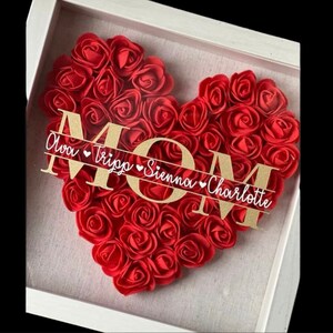 Caja de sombras personalizada con forma de corazón y rosa. Regalo con marco de rosa para ella, cumpleaños, graduación o el Día de la Madre.