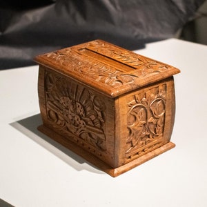 Bellissima scatola di sigarette indonesiana, legno duro, pavone, uccelli, natura, intaglio del legno