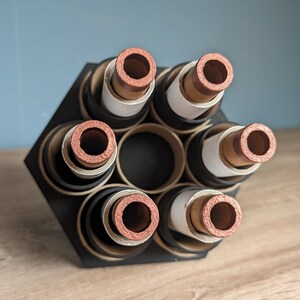 Arte abstracto, estatua sobre escritorio, hexágono con 24 tubos, pintura metálica de cobre, obra de arte en madera y papel, bala, arte en papel, reciclaje.