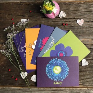 6 mutige, von lokalen Wildblumen inspirierte Postkarten, digital erstellt und auf hochwertigem, strukturiertem und dickem Archivpapier gedruckt