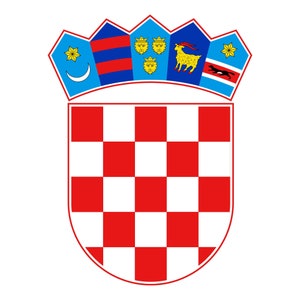 Puede incluir: Un escudo heráldico con un diseño a cuadros rojos y blancos, coronado por una corona que muestra varios emblemas. La corona incluye una luna creciente, estrellas y figuras de animales, todo sobre un fondo azul.