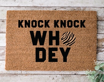 Capacho do Cincinnati Bengals | Tapete de boas-vindas Knock, Knock Who Dey | Presente para fãs de futebol americano da NFL | Tapete do Bengals | Decoração Rule The Jungle | Tapete Who Dey