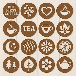 以下が含まれることがあります： コーヒーカップ、ハート、花、および「BUT FIRST COFFEE」と「TEA」のテキストなど、さまざまなデザインが施された茶色の円形ステンシルのコレクション。これらのステンシルは、クラフトや装飾要素の追加に最適です。