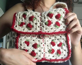 Bolso bandolera de ganchillo de fresa