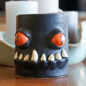 Tazza in ceramica fatta a mano - Tazza da caffè in gres, Tazza unica personalizzata, Tazza in gres senza manico, Tazza mostro: Creatura ammuffita nera
