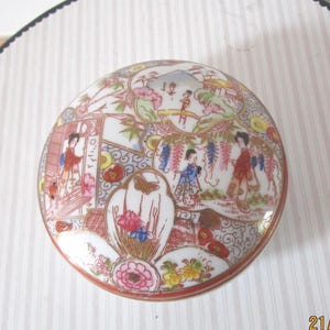 Very pretty vintage Japanese Kutani jewelry box, 1960s.