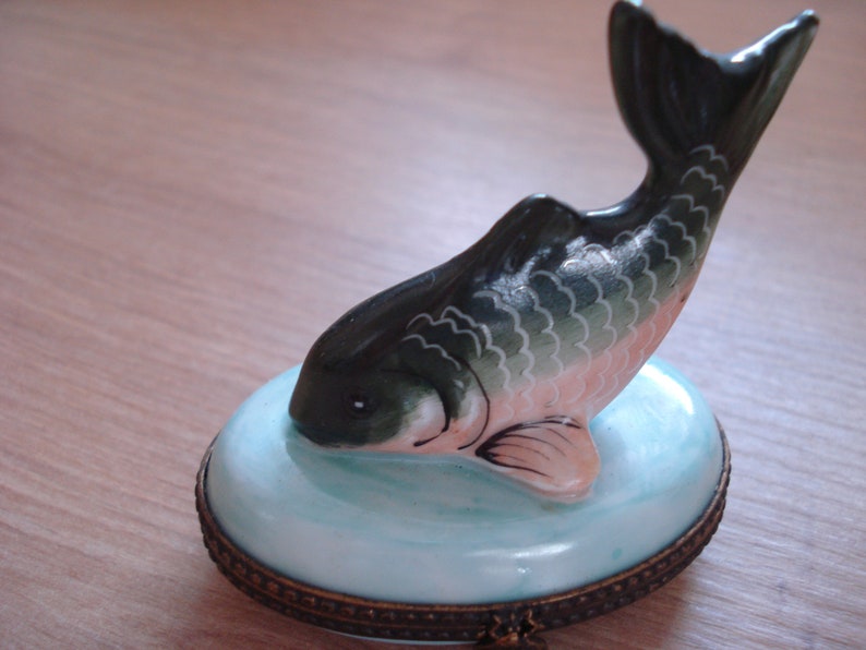 Pilulier, miniature en Porcelaine de Limoges, non signé. Pièce rare en forme de poisson, vintage image 3
