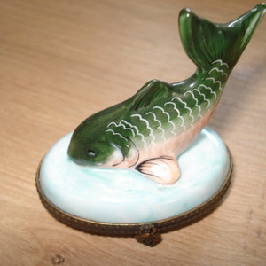 Pilulier, miniature en Porcelaine de Limoges, non signé. Pièce rare en forme de poisson, vintage image 1