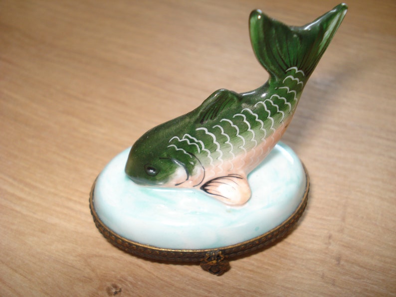 Pilulier, miniature en Porcelaine de Limoges, non signé. Pièce rare en forme de poisson, vintage image 1