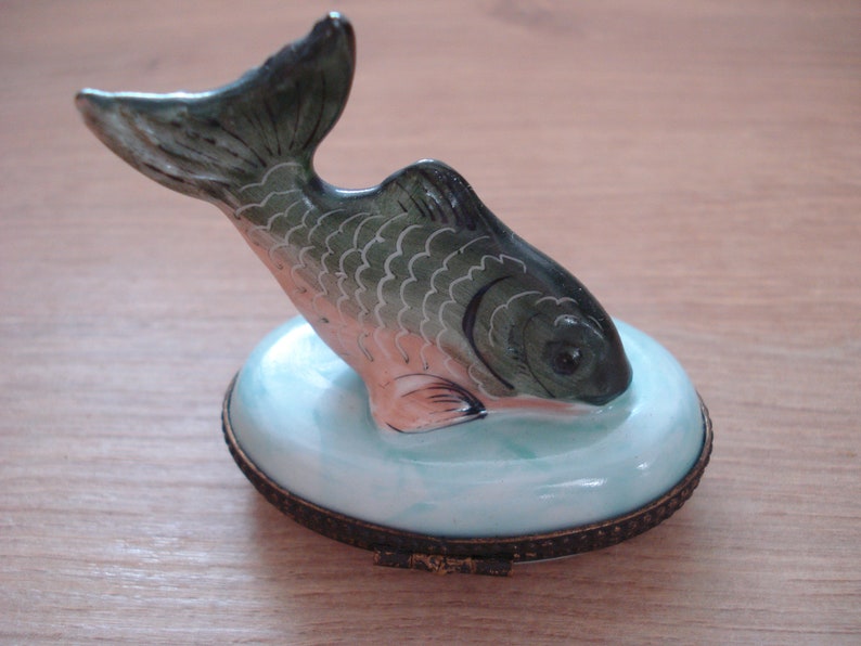 Pilulier, miniature en Porcelaine de Limoges, non signé. Pièce rare en forme de poisson, vintage image 4