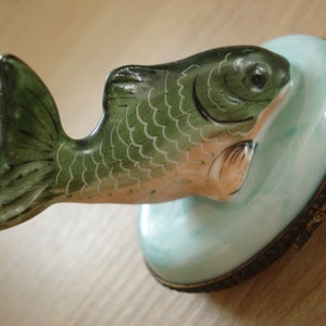 Pilulier, miniature en Porcelaine de Limoges, non signé. Pièce rare en forme de poisson, vintage image 2