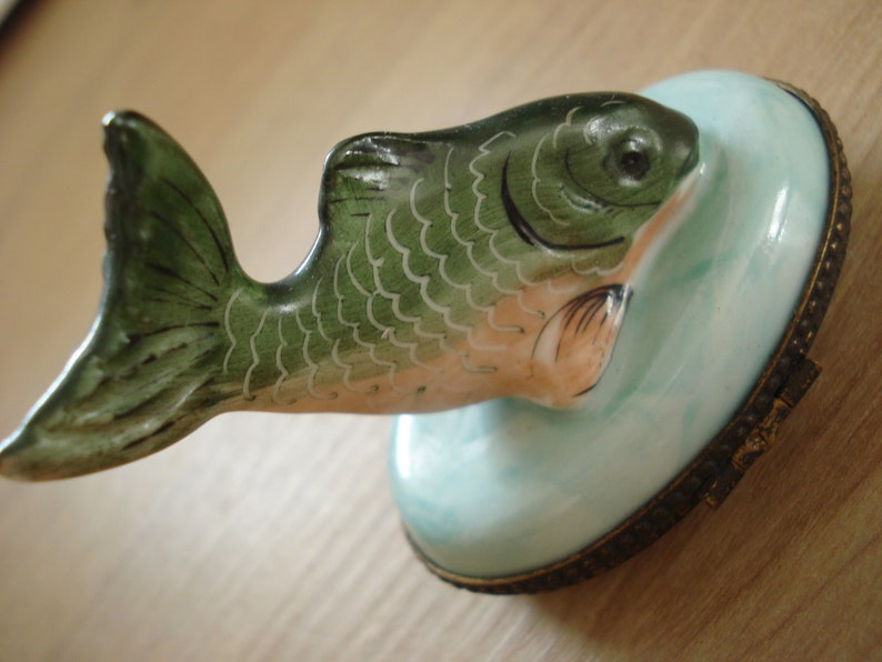 Pilulier, miniature en Porcelaine de Limoges, non signé. Pièce rare en forme de poisson, vintage image 2