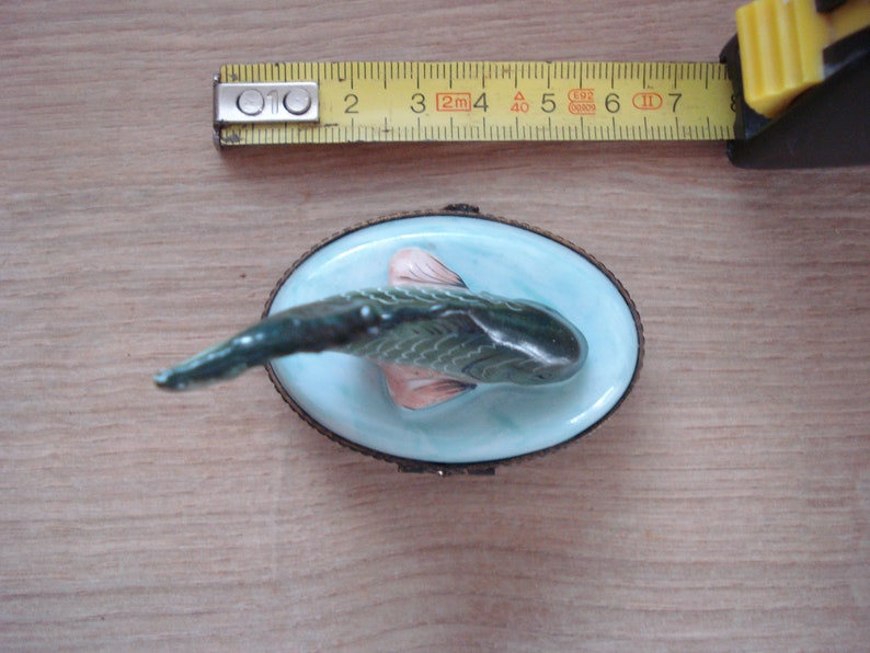 Pilulier, miniature en Porcelaine de Limoges, non signé. Pièce rare en forme de poisson, vintage image 5