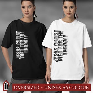 Könnte beinhalten: Schwarz-weißes Oversize-T-Shirt mit dem Text "JESUS CHRIST DIED FOR THE UNGODLY", der vertikal auf der Vorderseite aufgedruckt ist.