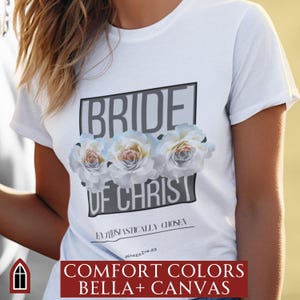 Könnte beinhalten: Weißes T-Shirt mit dem Text "Bride of Christ" in einem grauen Kasten mit einem floralen Design darunter. Der Text "Enthusiastically Chosen" befindet sich unter dem floralen Design mit dem Bibelvers "Hosea 2:14-23".